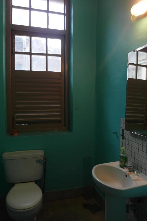 Number Eight Guesthouse Куала-Лумпур Номер фото